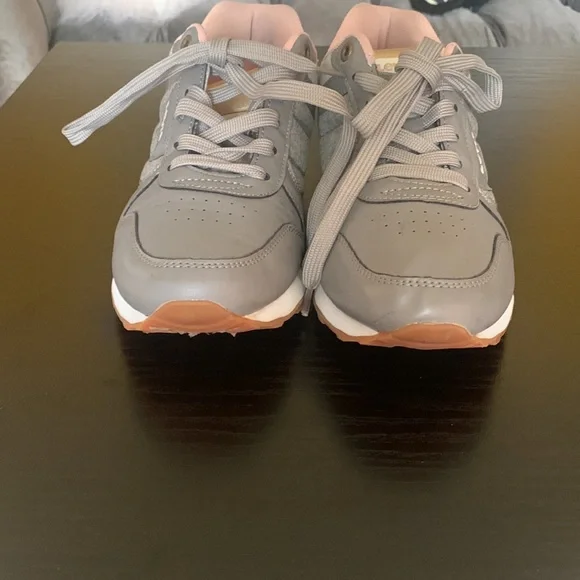 Women Levi’s tennis shoe size 8.5 fits like a 8 - Picture 2 of 10